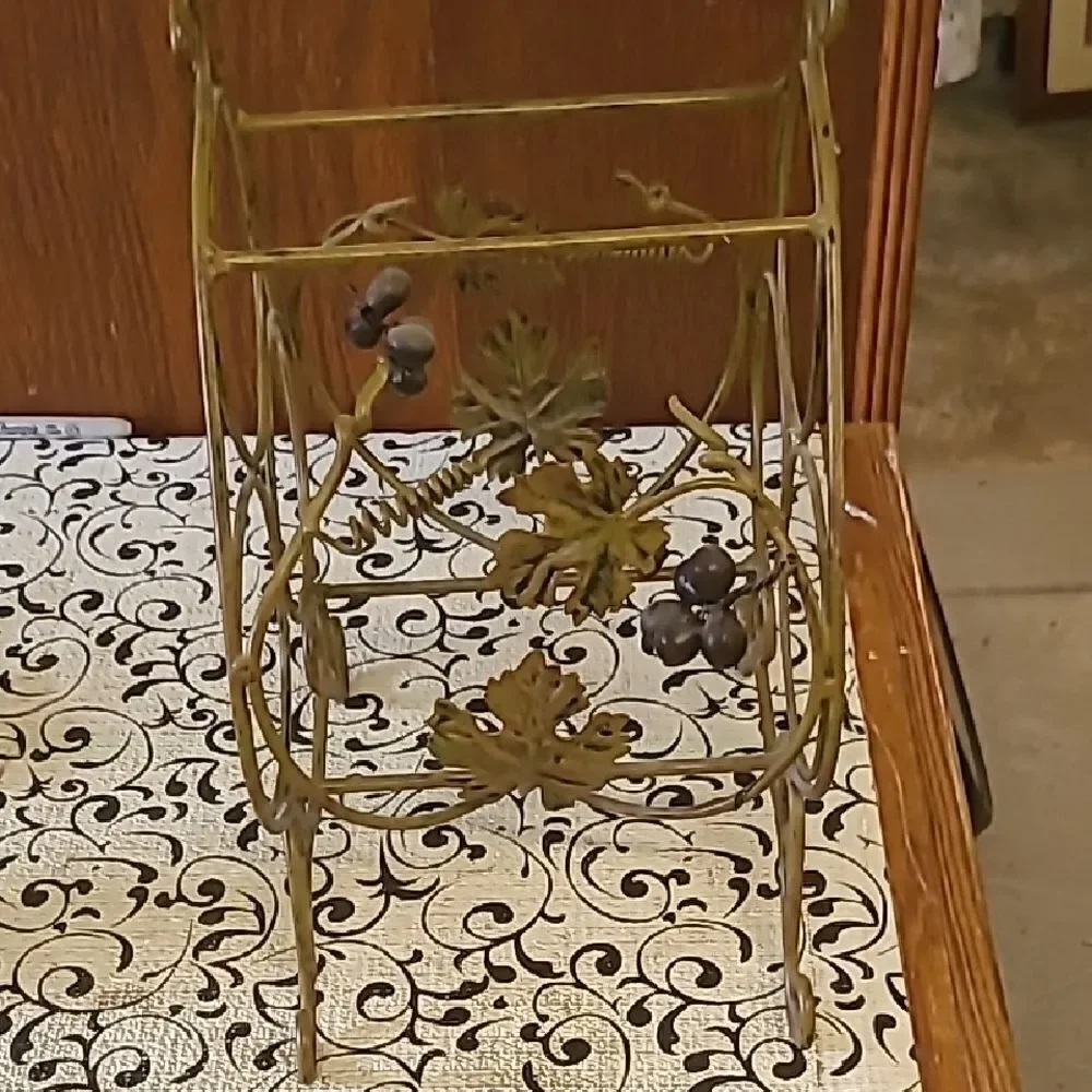 Decorative Table Top Metal Wine Rack with Grape Design